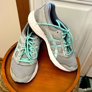 ASICS women’s tennis shoes in light grey and teal excellent condition size 71/2